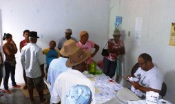 Agricultores recebem boletos do garantia seguro safra