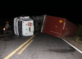 Carreta tomba no meio da pista no trecho Coité/Riachão do Jacuípe e compromete o trânsito