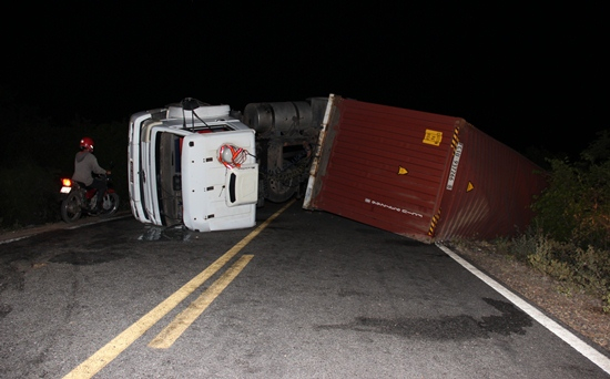 Carreta tomba no meio da pista no trecho Coité/Riachão do Jacuípe e compromete o trânsito