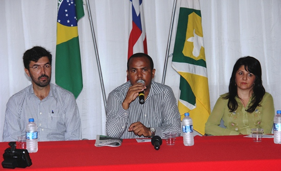 Entrevista coletiva, missa e hasteamento das bandeiras marcaram a primeira parte das comemorações dos 51 anos de Teofilândia