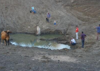 Água mina de represa depois de retirada de lama e entulho na zona rural de Valente