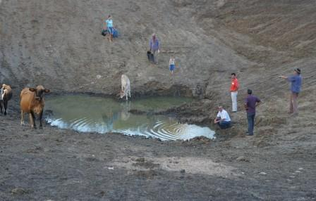 Água mina de represa depois de retirada de lama e entulho na zona rural de Valente