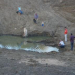 Água mina de represa depois de retirada de lama e entulho na zona rural de Valente