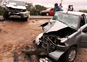 Representante comercial fica ferido em colisão envolvendo Palio e Hilux na BA 409 – Veja as imagens