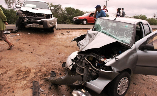 Representante comercial fica ferido em colisão envolvendo Palio e Hilux na BA 409 – Veja as imagens