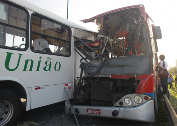 Colisão entre ônibus coletivos deixa quatro mortos em Salvador