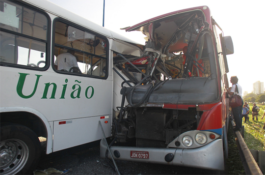 Colisão entre ônibus coletivos deixa quatro mortos em Salvador