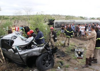 Motorista de L200 morre e carreteiro fica gravemente ferido em colisão próximo a Riachão do Jacuípe (veja as imagens)