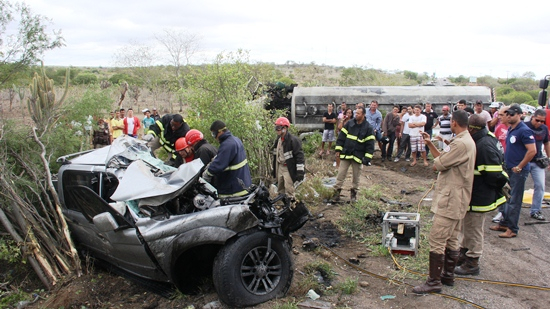 Motorista de L200 morre e carreteiro fica gravemente ferido em colisão próximo a Riachão do Jacuípe (veja as imagens)
