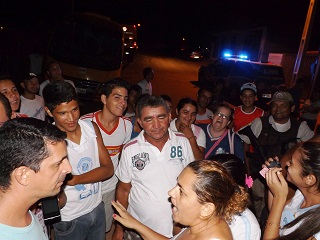 Estudantes realizam manifestação contra superlotação em transporte escolar