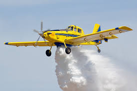 Senhor do Bonfim: avião-tanque sobrevoa serra e controla incêndio