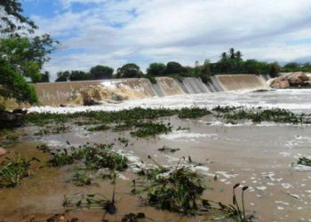 Fortes chuvas traz alívio a população de Queimadas e Santaluz.A barragem da Leste transbordou