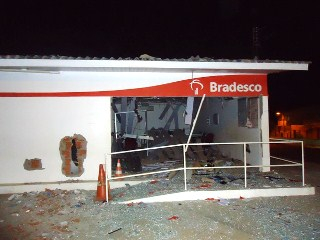 Bandidos destroem Bradesco de Macururé durante assalto com dinamite