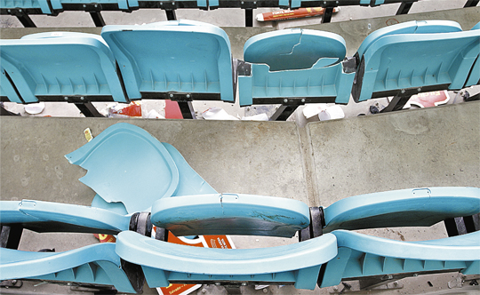 Torcedores quebram cadeiras e sujam Arena Fonte Nova no jogo inaugural