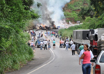 Carreta pega fogo e família consegue escapar de acidente BR 101, no sul do estado