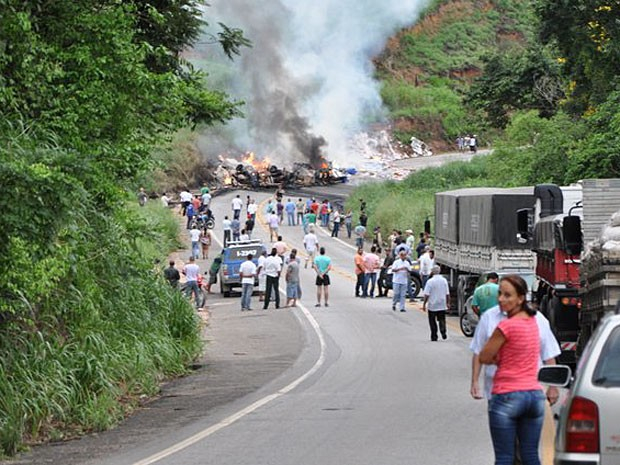 Carreta pega fogo e família consegue escapar de acidente BR 101, no sul do estado