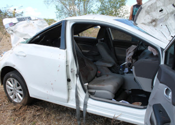 Juíza de Euclides da Cunha capota carro na BR 116 em Serrinha