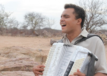 Teofilândia festeja 51 anos com homenagem a Luiz Gonzaga. Presença de Chambinho na tela e no palco