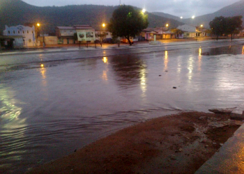 Chuva causa estrago e mulher morre após queda de muro
