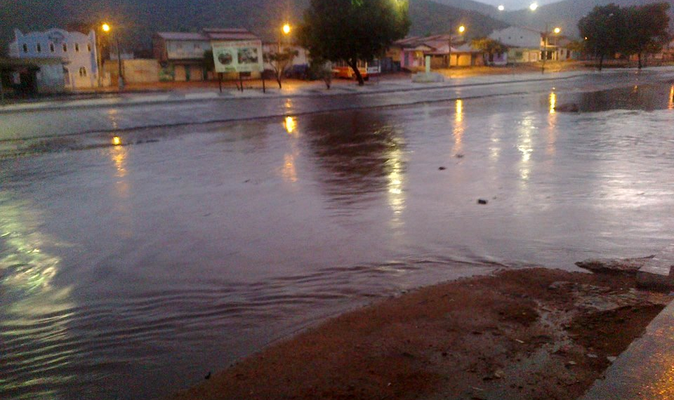 Chuva causa estrago e mulher morre após queda de muro