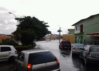 Chuva forte arrasta carros e invade residências em Vitória da Conquista