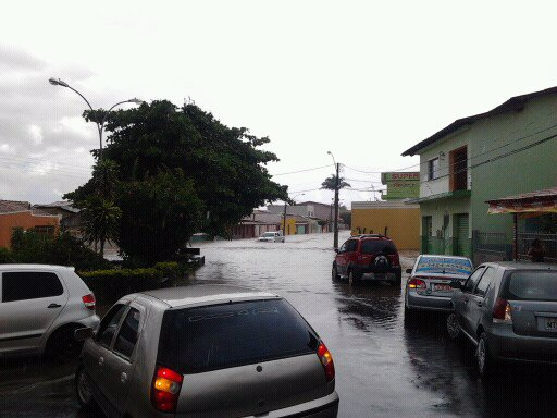 Chuva forte arrasta carros e invade residências em Vitória da Conquista