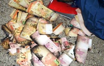 Dois homens em veículo com placa de Coité são presos em Itaguaçu com cédulas parcialmente queimadas e manchada