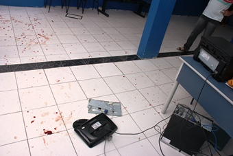 Homem promove quebra-quebra em agente credenciado da COELBA, PM tenta evitar e perde  parte do dedo