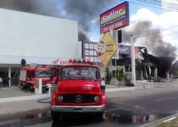 Incêndio atinge duas lojas no centro de Feira de Santana