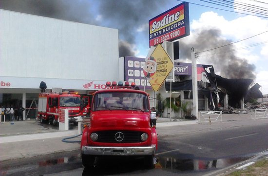 Incêndio atinge duas lojas no centro de Feira de Santana
