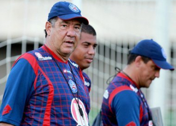 Bahia confirma retorno do técnico Joel Santana