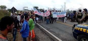 manifestantes na br 116 norte - tucano
