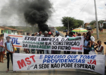 Manifestantes interditam BA-120 em Queimadas