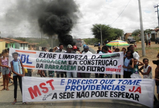 Manifestantes interditam BA-120 em Queimadas