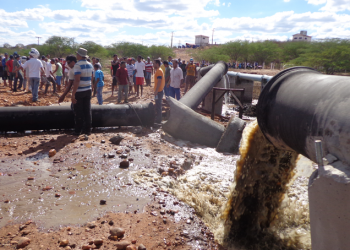 Ponto Novo: inconformados com o Governo, centenas de agricultores destroem parte da adutora que abasteceria Sr.do Bonfim