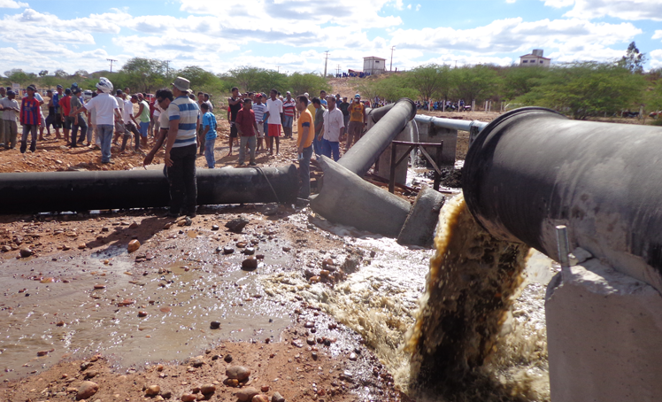 Ponto Novo: inconformados com o Governo, centenas de agricultores destroem parte da adutora que abasteceria Sr.do Bonfim