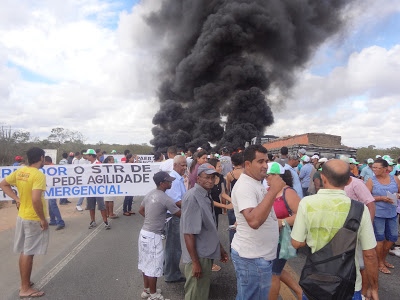 Serrinha – agricultores interditam BR 116 em protesto