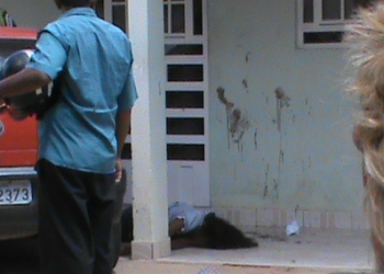 Professora é morta a facada pelo ex-namorado em frente a escola