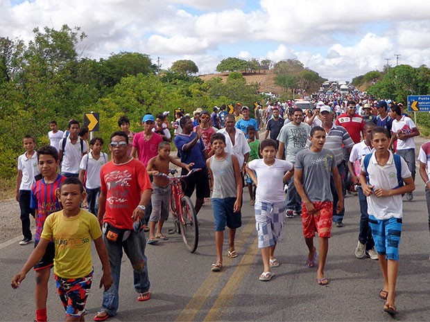 Agricultores de Ponto Novo bloqueiam BR 407 em protesto por falta d’água
