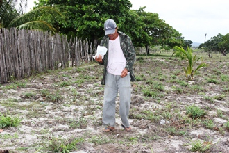 Agricultor aproveita a terra molhada para realizar o plantio na zona rural de Coité