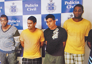Homens de classe média presos por tráfico em Salvador fazem chacota na delegacia