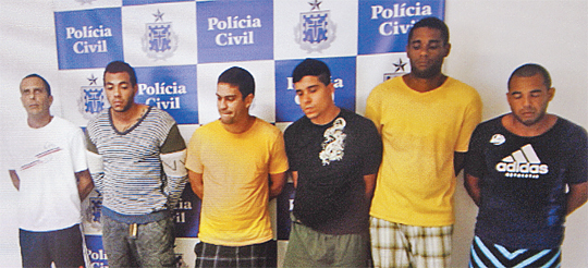 Homens de classe média presos por tráfico em Salvador fazem chacota na delegacia