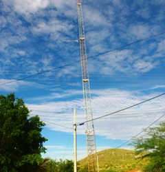 Capela do Alto Alegre: torre da OI ameaça cair e preocupa moradores