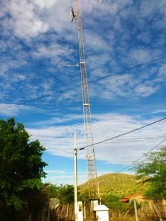 Capela do Alto Alegre: torre da OI ameaça cair e preocupa moradores