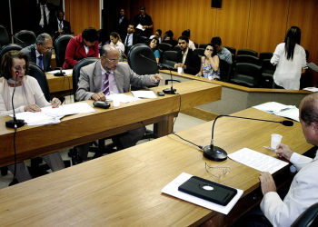 CCJ aprova projeto que proíbe corte de serviços essenciais nos finais de semana e feriados