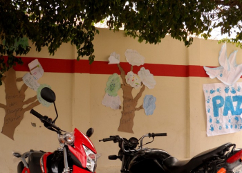 Assustados com violência, crianças enchem o muro de escola com cartazes pedindo Paz