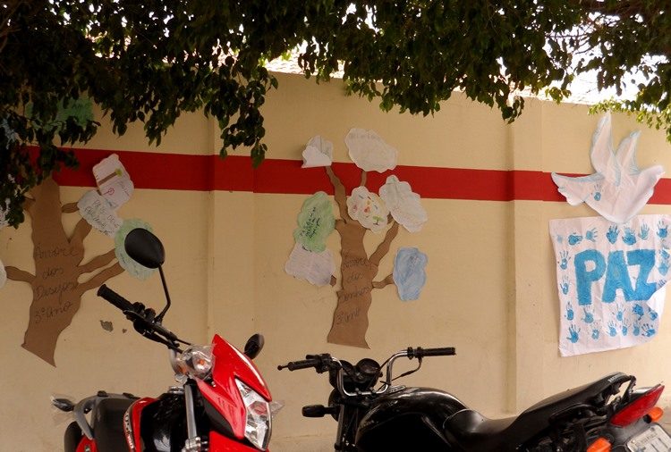 Assustados com violência, crianças enchem o muro de escola com cartazes pedindo Paz