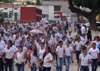 Estudantes e professores vão às ruas pedir o fim da violência sexual
