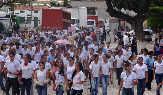 Estudantes e professores vão às ruas pedir o fim da violência sexual