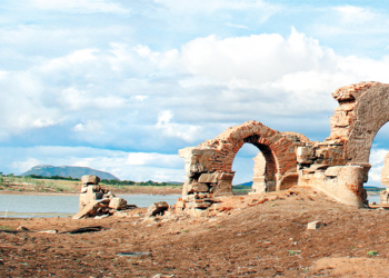Com a estiagem, ruínas da ‘velha Canudos’ volta a aparecer após 17 anos